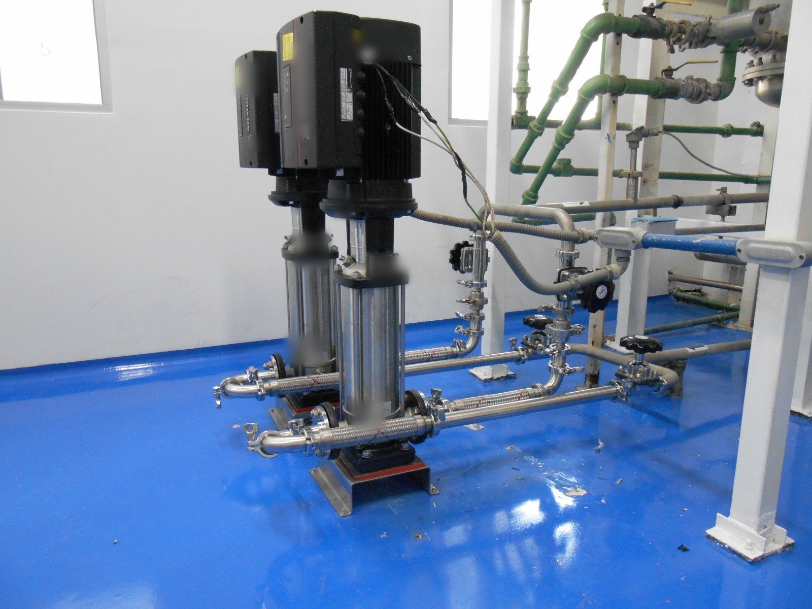 Bombas verticales con tubería sanitaria de acero inoxidable 316 instalada por Soldamos Todo en una planta farmacéutica de Querétaro